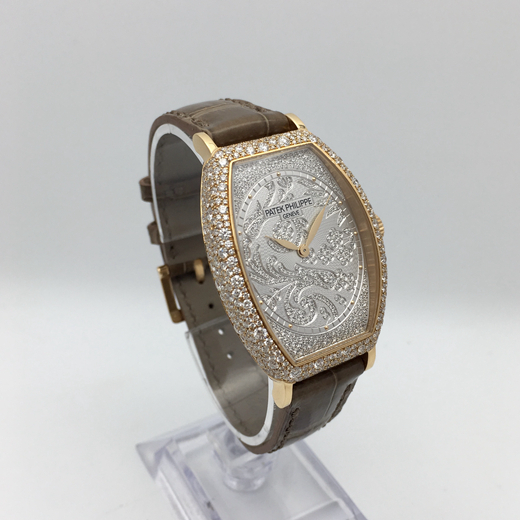 PATEK PHILIPPE 百达翡丽GONDOLO系列 7099R-001 18k玫瑰金腕表。29.6x38.9毫米表径，表壳18k玫瑰金镶钻，表壳镶嵌480颗钻石3.31克拉，?手工雕饰纹金质表盘，镶钻 367 颗（~0.56 克拉），搭配凸圆形金质时标表盘，?表扣18k玫瑰金镶钻-镶有26颗钻石（0.15克拉）?。  单表无附件。
