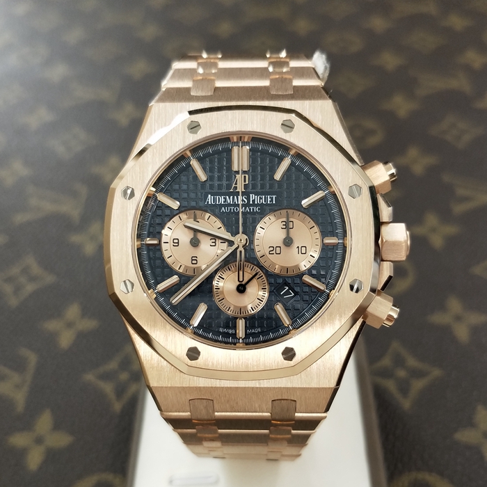 Audermars Piguet 爱彼 皇家橡树系列，26331OR.OO.1220OR.01。18K玫瑰金表壳，41毫米表径，蓝色表盘镌刻“Grande Tapisserie”大型格纹装饰，搭配玫瑰金色副表盘，玫瑰金材质荧光立体时标和皇家橡树指针。18K玫瑰金表带搭配AP字样折叠表扣。Calibre 2385计时自动上链机械机芯，动力储备40小时。专柜17年新款。 未使用品全套附件齐全。