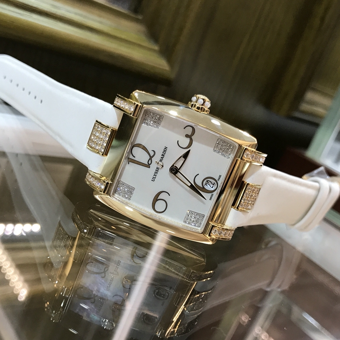 Ulysse Nardin 雅典 奇想系列，136-91/601。18K玫瑰金表壳，34x35毫米表径，贝母面盘镶钻搭配金质立体时标，6点位置日期显示，自动上弦机械机芯。专柜定价：255000元。 未使用品全套附件齐全。