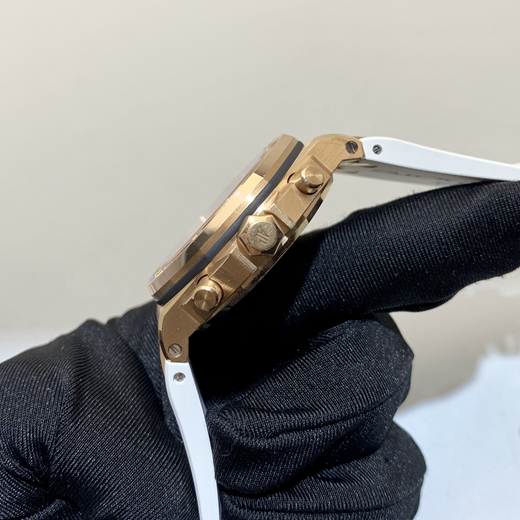 Audermars Piguet 爱彼 皇家橡树离岸型系列，26231OR.ZZ.D003CA.01。37毫米表径，18k玫瑰金?表壳，镶嵌32颗明亮形切割美钻，总重约 1.02克拉，银色表盘镌刻“Lady Tapisserie”格纹装饰，搭配灰钌色副表盘，灰钌色外表盘，玫瑰金荧光立体时标和皇家橡树指针，Cal.2385自动上弦机械机芯，动力储备40小时。专柜定价：341000元。