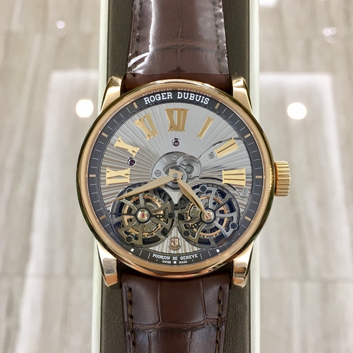 RogerDubuis 罗杰杜彼 Hommage 致敬系列，RDDBHO0563。45毫米表径，18K玫瑰金表壳，深灰圆形表盘，罗马数字时标，双陀飞轮装置。手动上弦机械机芯，动力储备50小时。专柜定价：2270000元。 全套附件齐全。