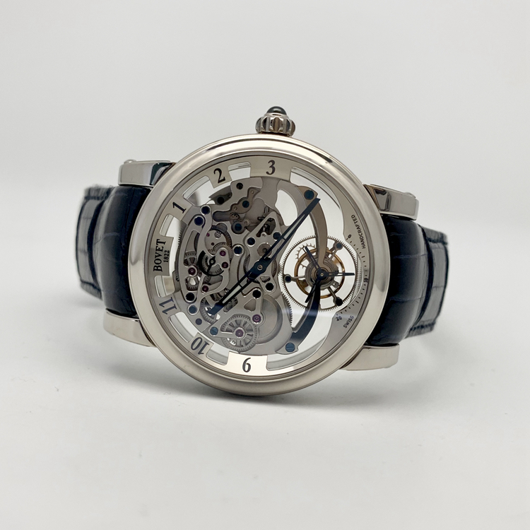 Bovet 播威。45毫米表径，18K白金表壳，镂空面盘，陀飞轮装置，手动上弦机械机芯。专柜定价1280000元。 单表无附件。