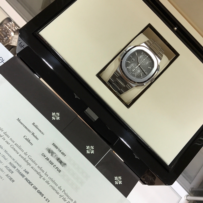 PATEK PHILIPPE 百达翡丽  NAUTILUS 运动系列，旅行家计时码表 5990/1A-001。40.5毫米表径，精钢表壳，黑色表盘带有从内到外的明暗渐变效果，搭配熟悉的NAUTILUS水平浮雕图案，并点缀10枚18K白金荧光立体时标，6点位置为60分钟累积计时器，12点位置为针式日期显示，两个独立昼/夜显示窗口，分别标示“LOCAL（当地）”和HOME（原居地）“，以显示不同时区的昼夜时间，有了这项功能，出门在外的人就不会在深夜无意间电话影响正在远方休息的家人。走遍全球，但始终不忘本源（家）。自产CH 28-520 C FUS自动上弦机械机芯，动力储备45-55小时。专柜定价：401400元。 全套附件齐全。