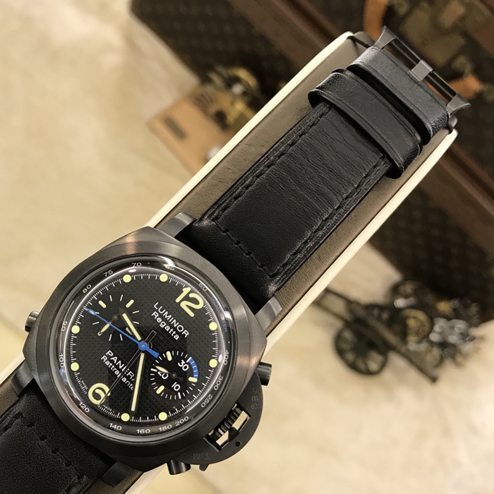 Panerai 沛纳海  限量珍藏款系列，PAM 00332。44毫米表径，精钢表壳，9点位置小秒针，计时功能自动上弦机械机芯，动力储备42小时。专柜定价：121200港币。 全套附件齐全。
