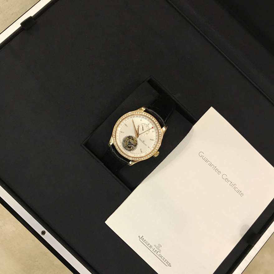 Jaeger-LeCoultre 积家 master 大师系列，1562401。41.5毫米表径，18K玫瑰金表壳镶嵌钻石， 银色放射状拉丝面盘，钻石时标，配备第二时区显示、24小时制参考时间显示和瞬跳指针，6点位置为陀飞轮装置，自产Cal.978B自动上弦机械机芯，动力储备48小时。专柜定价：679000元。 单表无附件。
