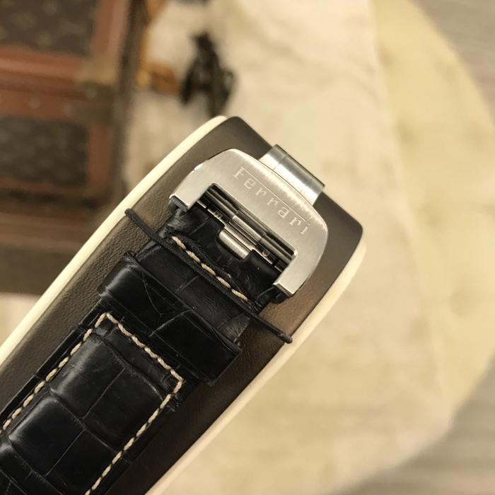 Panerai 沛纳海 法拉利纪念款，Fer00010。45毫米表径，精钢表壳，12点位置法拉利立马标志，计时双追针功能，自动上弦机械机芯。全球限量500只。 全套附件齐全。