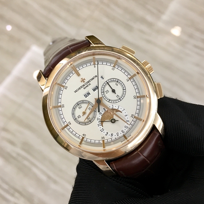 Vacheron Constantin 江诗丹顿 TRADTIONNELLE 传袭系列，47292/000R-9392。43毫米表径。18K玫瑰金表壳，白色圆形表盘，星期、月份月相显示，计时功能手动上弦机械机芯。 单表无附件。