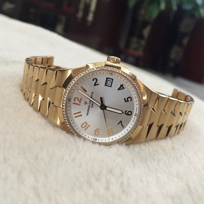 Vacheron Constantin 江诗丹顿 Overseas 纵横四海系列 47560/D10R-9672。36毫米表径，18K玫瑰金表壳，银白色表盘，蓝宝石水晶镜面，三点位置视窗式日期显示。自动上弦机械机芯。动力储备40小时。 单表无附件。