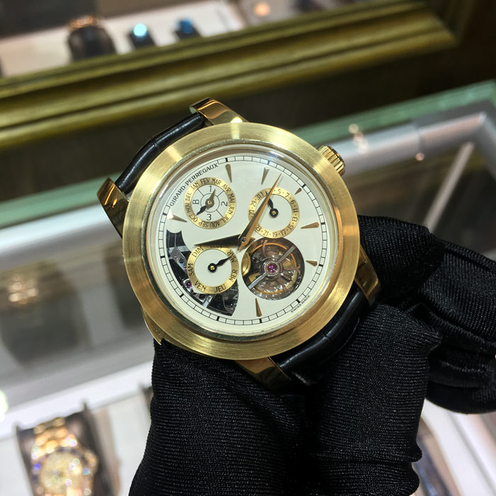 Girard-Perregaux 芝柏 男表系列，99741-52-831-BAEA。42毫米表径，18K玫瑰金表壳，白色面盘，三点位置日期显示，六点位置陀飞轮装置，十二点位置为月份显示，万年历、三问功能，手动上弦机械机芯，动力储备75小时。专柜定价：5463000元。 全套附件齐全。