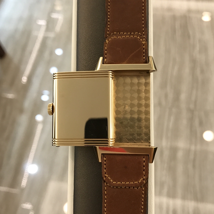 Jaeger-LeCoultre 积家 Reservo 翻转腕表系列，Q2782560。46.8X27.4mm，18K玫瑰金表壳。巧克力色表盘，镀金时标，蓝宝石水晶玻璃表镜，手动上弦机械机芯，动力储备45小时。专柜定价：128000元。 单表无附件。