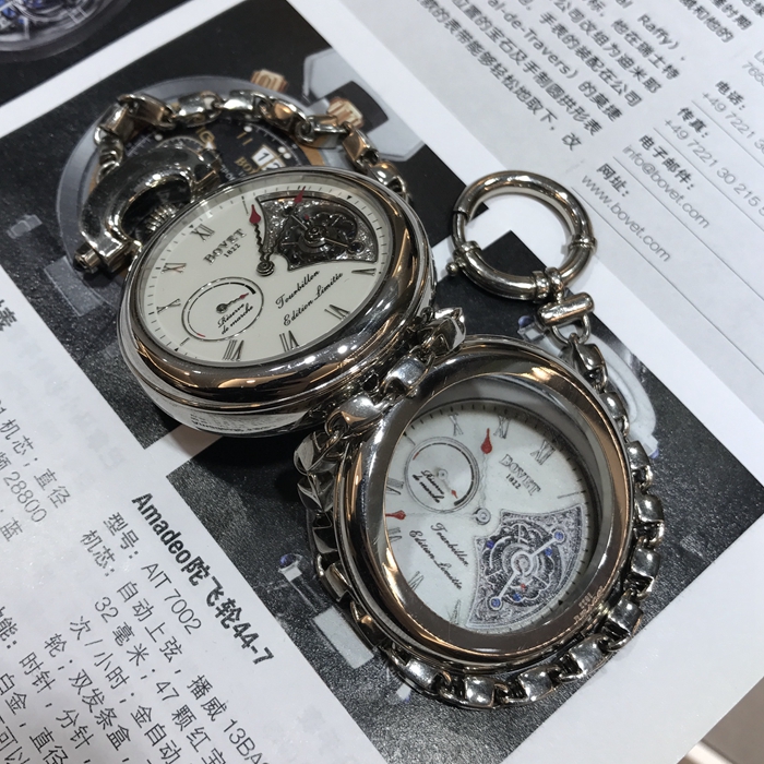 Bovet 播威，AIT 7002。全球限量10支，编号：1 。18K白金表壳，44毫米表径，正反面两用佩戴， 陀飞轮装置，大明火珐琅面盘及白金雕花镂空面两用，也可拆卸做怀表使用。自产13BAO5自动上弦机械机芯。专柜定价：2500000元。 单表附件。