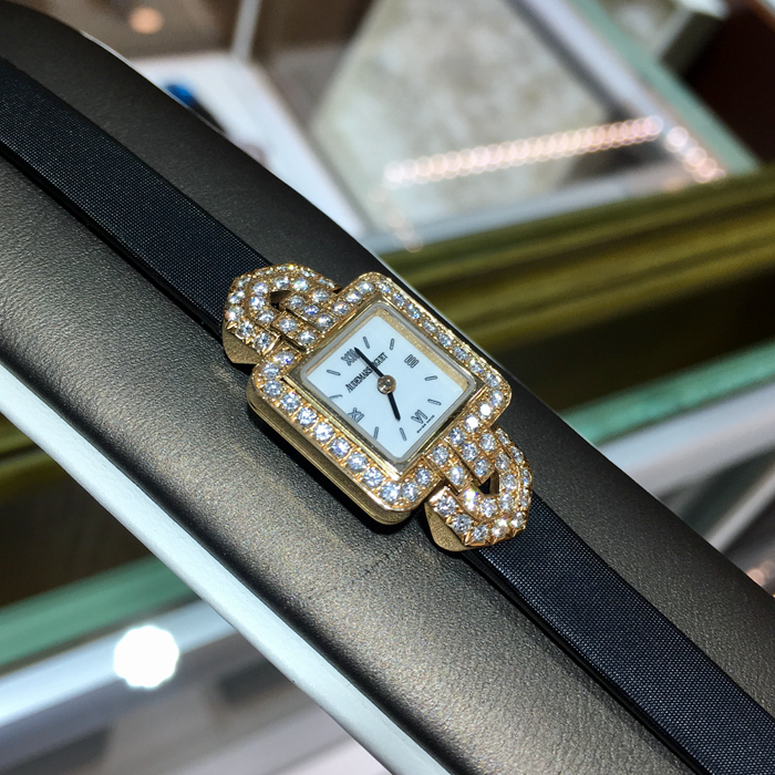 Audermars Piguet 爱彼，67116OR/Z/0009 /02。17*17毫米表径，17K玫瑰金镶钻表壳，白色面盘，精准石英机芯。 全套附件齐全。