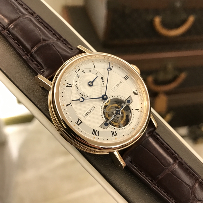 Breguet 宝玑 经典复杂系列，5317BR/12/9V6。39毫米表径，18K玫瑰金表壳，镀银金面盘带手工镌刻图案，罗马数字时标，6点位置陀飞轮装置，12点位置动力储备显示，自动上弦机械机芯，动力储备120小时。专柜定价：975400元。 单表无附件。