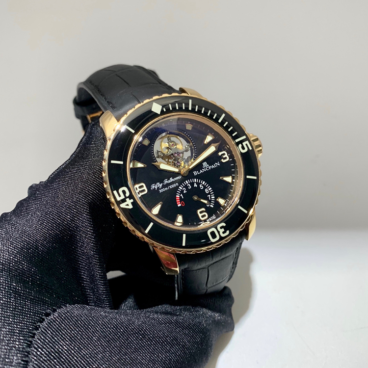 Blancpain 宝珀 五十噚系列，5025-3630-52A。45毫米大表径，18K玫瑰金表壳，黑色面盘，12点位置陀飞轮装置，6点位置动力储备显示，25A自动上弦机械机芯，动力储备192小时，专柜定价：1029500元。 单表附盒子。
