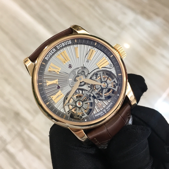 RogerDubuis 罗杰杜彼 Hommage 致敬系列，RDDBHO0563。45毫米表径，18K玫瑰金表壳，深灰圆形表盘，罗马数字时标，双陀飞轮装置。手动上弦机械机芯，动力储备50小时。专柜定价：2270000元。 全套附件齐全。