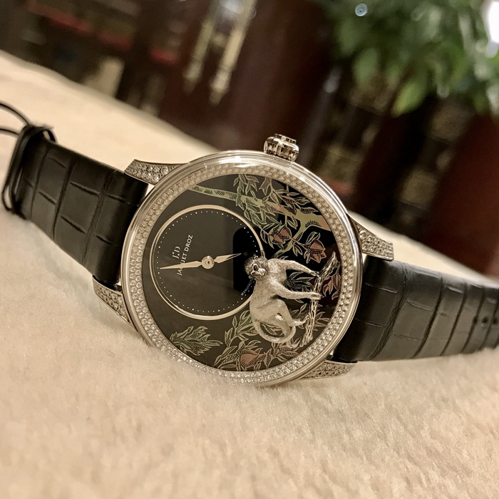 Jaquet Droz 雅克德罗 Ateliers d'art 艺术工坊系列 J005024280。41毫米表径，18K白金表壳，表盘内手工雕刻猕猴，彩绘黑贝母，18K金猴自动陀。蓝宝石水晶表镜。自动上弦机械机芯，动力储备68小时。全球限量88支。专柜定价：664000元。 单表无附件。