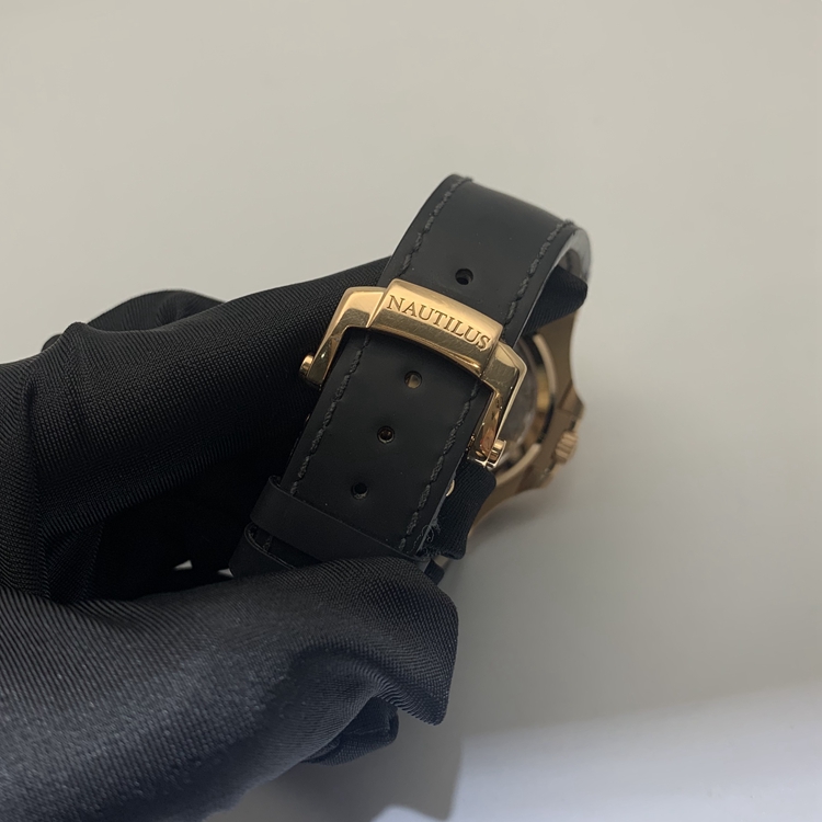 PATEK PHILIPPE 百达翡丽 NAUTILUS 运动系列，5712R-001。40毫米表径，18K玫瑰金表壳，深灰色面盘，10个18K玫瑰金棒式时标，18K玫瑰金棒式时针分针，白色涂漆18K黄金秒针、日期指示针和动力储备指示针，月相显示，Cal.240 PS IRM C LU自动上弦机械机芯，动力储备48小时。专柜定价：318800元。 单表无附件。