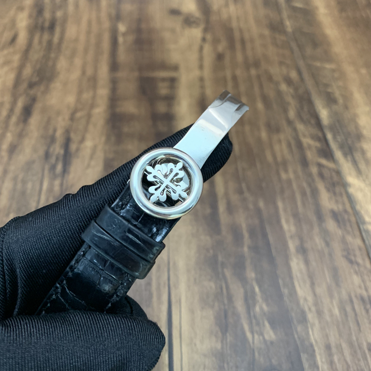 PATEK PHILIPPE 百达翡丽 复杂功能时计系列，5230G-001。38.5毫米表径，18K白金表壳，炭灰色漆表盘，手工雕饰纹，金质立体时标，24个时区的24小时与昼/夜显示，240 HU自动上弦机械机芯，动力储备48小时，专柜定价：348600元。 全套附件齐全。