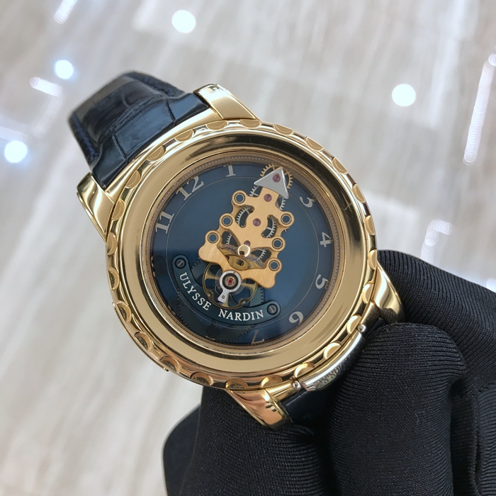 Ulysse Nardin 雅典 奇想系列 026-88。44.5毫米表径。18K黄金表壳，深蓝色表盘。蓝宝石水晶玻璃表镜。手动上弦机械机芯。 单表无附件。