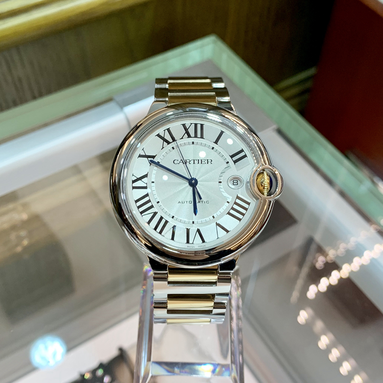 Cartier 卡地亚 Ballon Bleu 蓝气球系列，W69009Z3。42.1毫米表径，精钢/18K黄金表壳，银白色面盘，罗马数字时标，3点位置日期显示，Cal.049自动上弦机械机芯，专柜定价：74500元。 未使用品全套附件齐全。