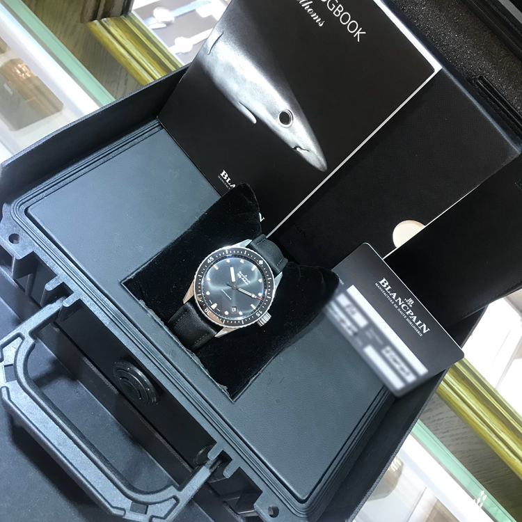 Blancpain 宝珀 五十噚系列，5000-1230-B52A。43毫米表径，钛金属表壳，黑色面盘，日期显示功能，1315自动上弦机械机芯，动力储备120小时，专柜定价：87500元。 全套附件齐全。
