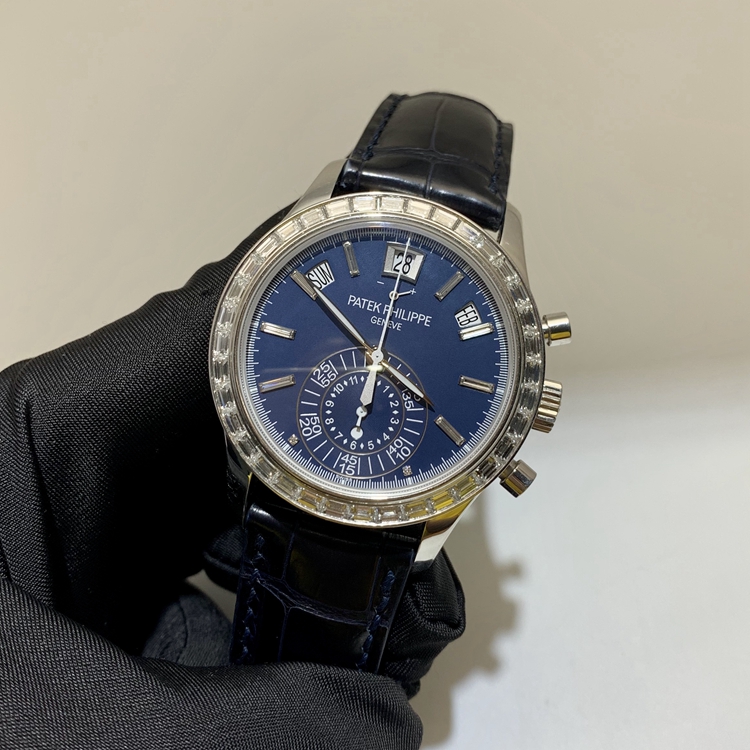 PATEK PHILIPPE 百达翡丽 复杂功能时计系列，5961P-001。40.5毫米表径，950铂金镶钻，镶嵌36颗长阶梯形钻石~3.48克拉，哑光蓝色表盘，8颗长形钻石时标，动力储存与昼/夜显示，计时功能，年历，视窗式星期、日期和月份显示。6 时位置设有 60 分钟和 12 小时单计时器。蓝宝石水晶透盖。Cal.CH 28-520 IRM QA 24H自动上弦机械机芯，动力储备55小时。专柜定价：1079000元。 全套附件齐全。