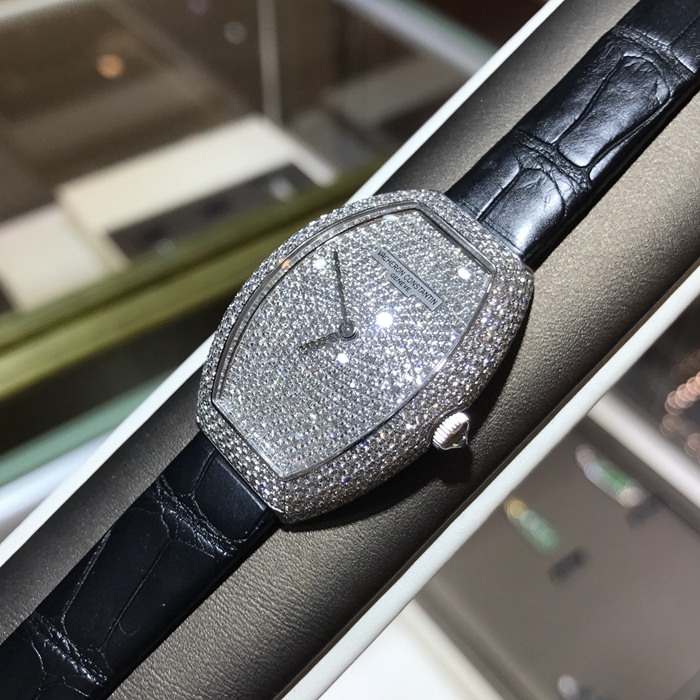 Vacheron Constantin 江诗丹顿，25541/000G-9053。27.4x37毫米表径，18K白金原镶钻满天星，精准石英机芯，专柜定价：542000元。 单表无附件。