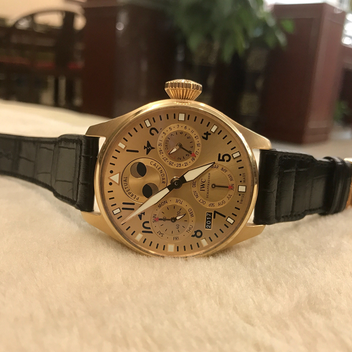 IWC 万国 飞行员系列， IW502639，新款金面万年历。44毫米表径，18K玫瑰金表壳，7日链动力储备显示。背透自动上弦机械机芯。 未使用品全套附件齐全。