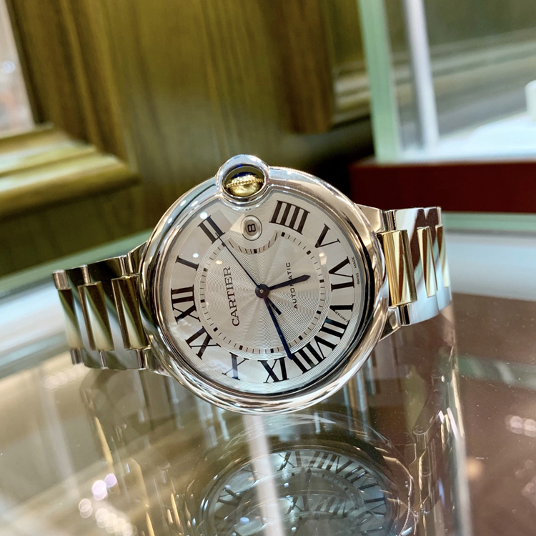 Cartier 卡地亚 Ballon Bleu 蓝气球系列，W69009Z3。42.1毫米表径，精钢/18K黄金表壳，银白色面盘，罗马数字时标，3点位置日期显示，Cal.049自动上弦机械机芯，专柜定价：74500元。 未使用品全套附件齐全。