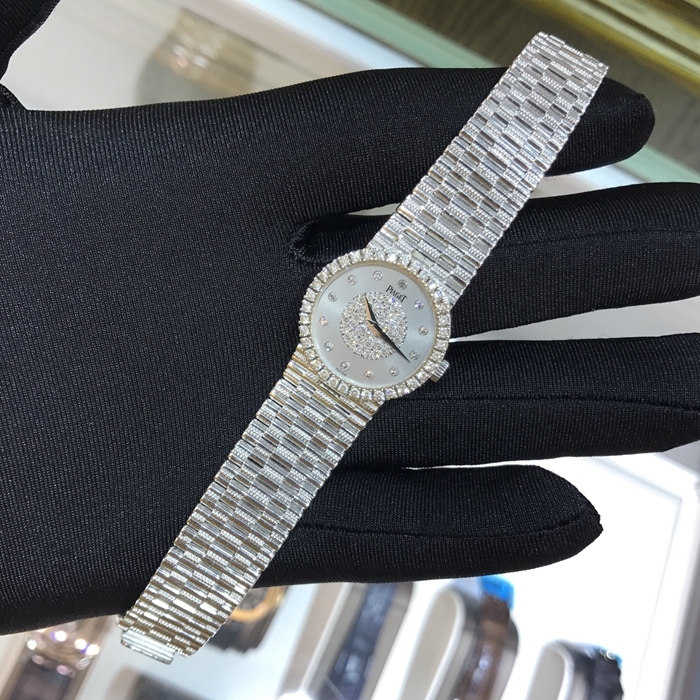 PIAGET 伯爵 珠宝腕表系列，G0A09676。24.6毫米表径，18K白金镶钻表壳，银灰色面盘，钻石时标，手动上弦机械机芯。专柜定价：394900元。 单表无附件。