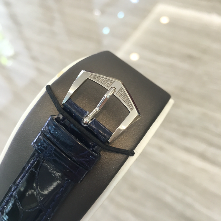 PATEK PHILIPPE 百达翡丽 复杂功能时计系列，5235G-001。40.5毫米表径，18K白金表壳，双色调银色表盘，经垂直缎纹磨砂处理，搭配蓝色转印刻度。中心大分针，年历、视窗式星期、日期和月份显示功能，31-260 REG QA自动上弦机械机芯，动力储备44小时。专柜定价：375800元。 未使用品全套附件齐全。