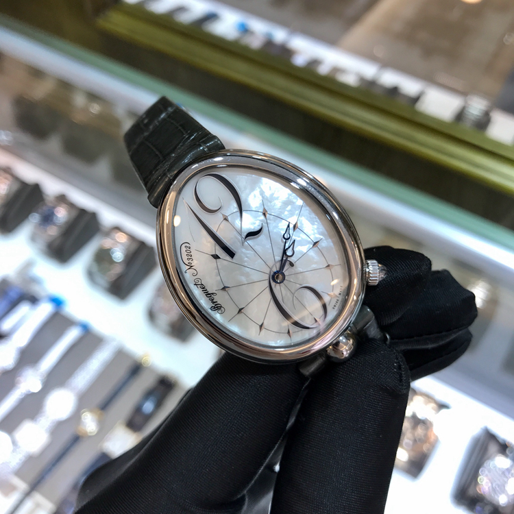 Breguet 宝玑 Reine de Naples 那不勒斯皇后系列，8967ST/58/986。精钢表壳，白色天然贝母面盘，带宝玑阿拉伯数字时符，Cal.591C自动上弦机械机芯，动力储备38小时。专柜定价：119200元。 单表无附件。