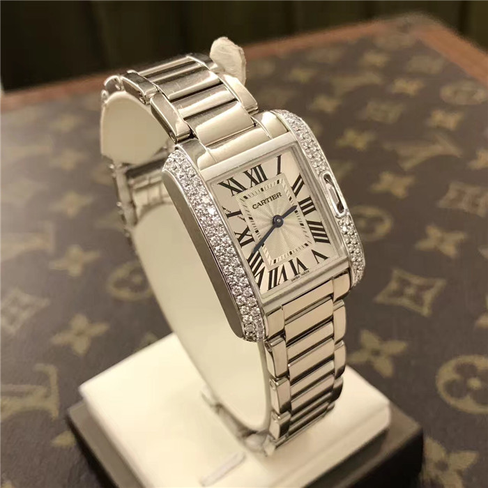 Cartier 卡地亚 Tank Anglaise 英国坦克 系列，WT100008。小号表款，30.2 x 22.7毫米表径。?18K镀铑白金表壳，镶嵌109颗明亮式切割圆钻；九角形表冠，镶嵌一颗明亮式切割圆钻，总重0.88克拉。镀银雕纹漆面表盘。剑形蓝钢指针。蓝宝石水晶镜面。18K镀铑白金表链，?精准石英机芯。专柜价格：289000元。? 单表无附件。