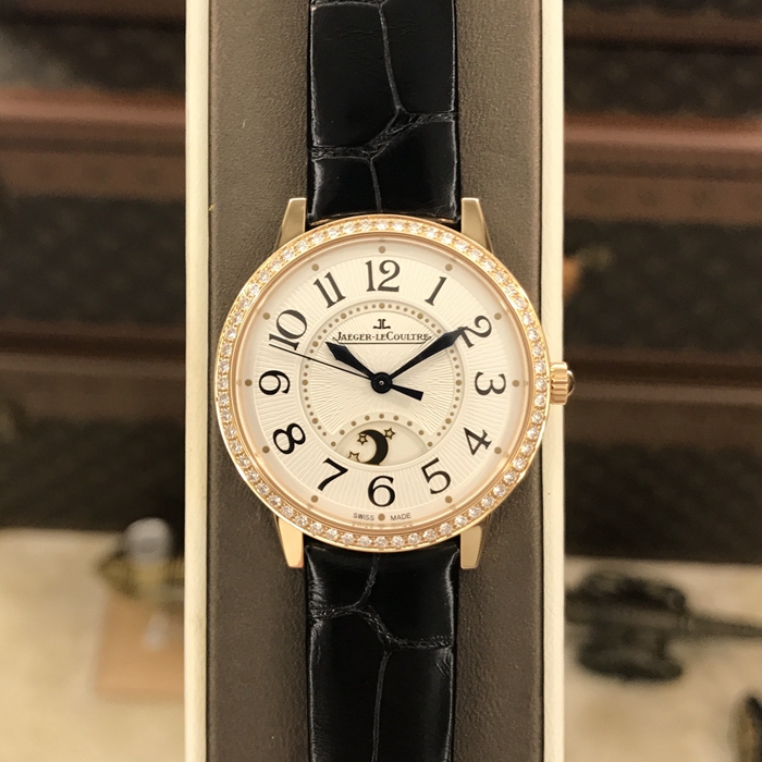 Jaeger-LeCoultre 积家 约会系列，Q3442520。34毫米表径，18K玫瑰金表壳镶嵌60颗钻石，约0.69克拉。银色扭索饰纹面盘，6点位置月相显示，蓝宝石水晶玻璃表镜，自动上弦机械机芯。专柜定价：178500元。 全套附件齐全。