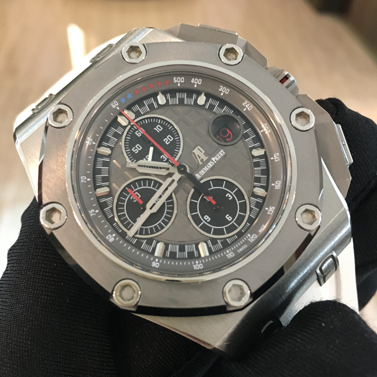 Audermars Piguet 爱彼 皇家橡树离岸型系列，26568IM.OO.A004CA.01。44毫米表径，钛金属 陶瓷合金表圈，深灰色表盘镌刻“Méga Tapisserie”超大格纹装饰，搭配黑色计时器、白金荧光立体时标和皇家橡树指针以及含测速仪刻度的深灰色内表圈。3点位置日期显示，计时功能，自产3126/3840自动上弦机械机芯，专柜定价：341000元。 单表无附件。