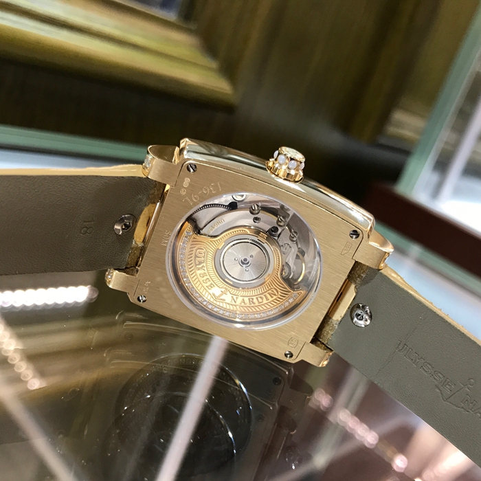 Ulysse Nardin 雅典 奇想系列，136-91/HEART V2。34x35毫米表径，18K玫瑰金表壳，贝母面盘金质心型装饰，自动上弦机械机芯。专柜定价：255000元。 未使用品全套附件齐全。