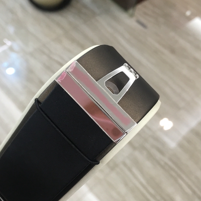 PIAGET 伯爵 LIMELIGHT 情书神秘腕表，隐藏式腕表G0A32101。38x28毫米表径，18K白金表壳，镶衬一颗公主式切割美钻（约0.2克拉）和36颗圆形美钻（约0.3克拉），表盘搭配时标，镶衬12颗圆形美钻（约0.03克拉）。搭载伯爵56P石英机芯。 未使用品全套附件齐全。