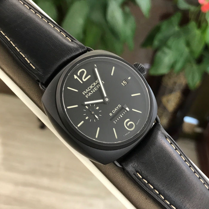 Panerai 沛纳海 RADIOMIR系列，PAM 00384。45毫米表径，陶瓷表壳。黑色表盘，附夜光阿拉伯数字及小时标示。3点钟位置设日期显示，9点钟位置设小秒盘，6点钟位置设线性动力储存显示。手动上弦机械机芯，动力储备192小时。专柜定价：91800元。 单表无附件。