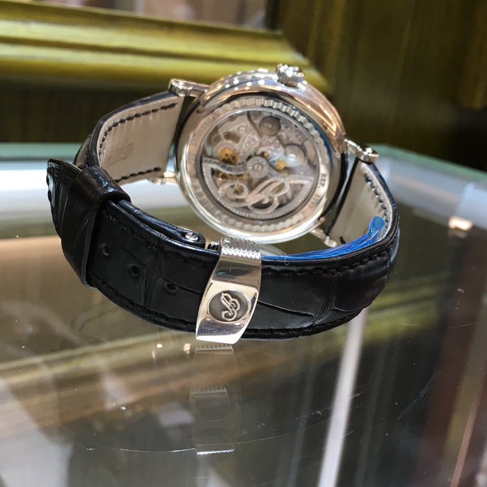Breguet 宝玑 经典复杂系列，5307PT/12/9V6。39毫米表径，PT950铂金表壳，白色面盘，6点位置陀飞轮装置，12点位置罗马数字时标，自动上弦机械机芯。 单表无附件。