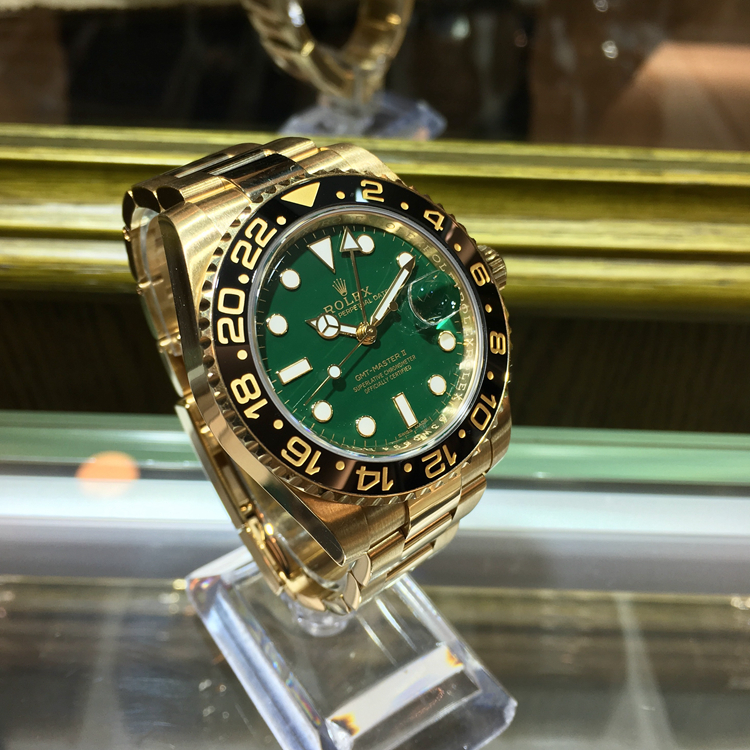Rolex 劳力士 格林尼治型II系列，116718-LN-78208。40毫米表径，18K黄金表壳，24小时刻度双向旋转外圈，绿色面盘，3点位置为日期显示，自动上弦机械机芯，专柜定价：242300元。 单表无附件。