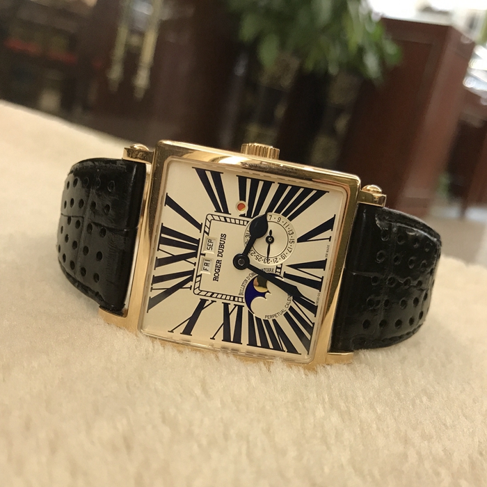 RogerDubuis 罗杰杜彼，G40 5739 5。40x40毫米表径，18K玫瑰金表壳，白色面盘，罗马数字时标，月相万年历，自动上弦机械机芯。限量28只，公价约400000元。 单表无附件。
