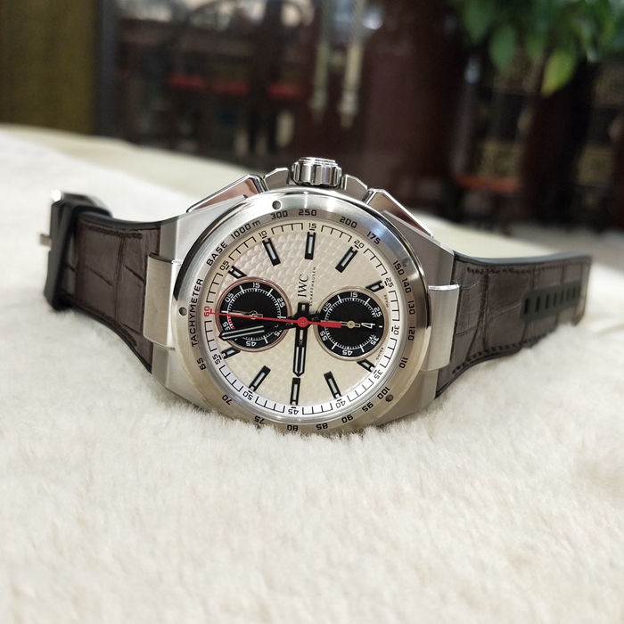IWC 万国 工程师系列，IW378505。45毫米表径，精钢表壳，精美日内瓦纹银色盘面，双面防反光平面蓝宝石玻璃表镜，旋入式表冠，自动上弦机械机芯，动力储备64小时。专柜定价：85800元。 全套附件齐全。