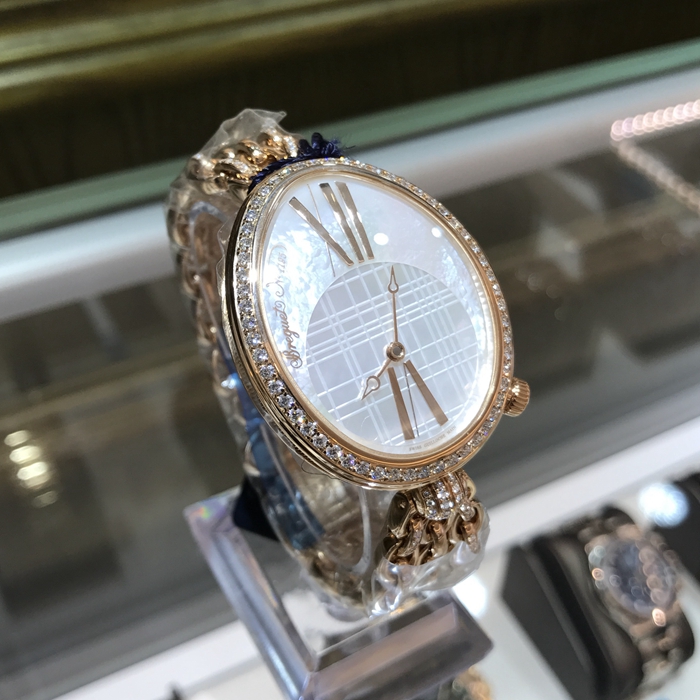 Breguet 宝玑 Reine de Naples 那不勒斯皇后系列，8965BR/5W/J53 DDD0。43x34.95毫米表径，18k玫瑰金鹅卵形表壳，珍珠贝母盘，金质字罗马时标，自动上弦机械机芯，专柜定价50多万。 未使用品全套附件齐全。
