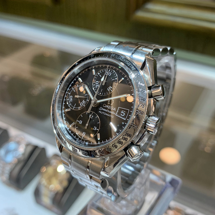 Omega 欧米茄 超霸系列，3513.50.00。39毫米表径，精钢表壳，黑色面盘，3点位置日期显示，计时功能，自动上弦机械机芯，动力储备44小时。 单表无附件。