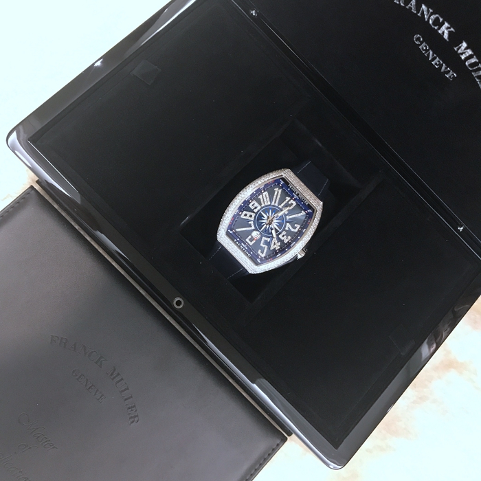 FRANCK MULLER 法兰克穆勒，YACHTING系列，V45。44X53.7毫米表径。精钢镶钻表壳，深蓝色酒桶型表盘，六点位置日期显示，蓝宝石水晶玻璃表镜，自动上弦机械机芯。 全套附件齐全。
