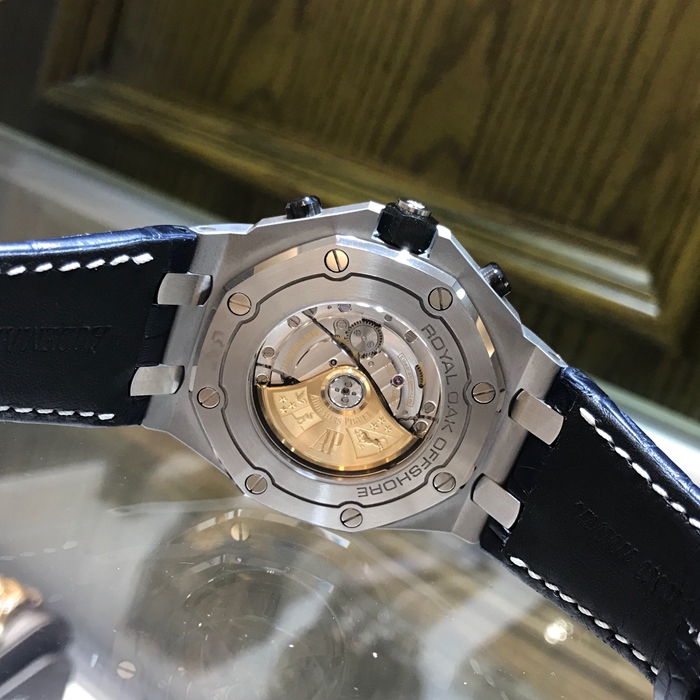 Audermars Piguet 爱彼 皇家橡树离岸型系列，26470ST.OO.A028CR.01。42毫米表径，精钢表壳，黑色陶瓷按钮和旋入式表冠。黑色表盘镌刻“Méga Tapisserie”超大格纹装饰，搭配蓝色副表盘，荧光白色阿拉伯数字时标，蓝色内表圈。搭载Calibre 3126/3840自动上弦机械机芯，动力储备50小时。 未使用品全套附件齐全。