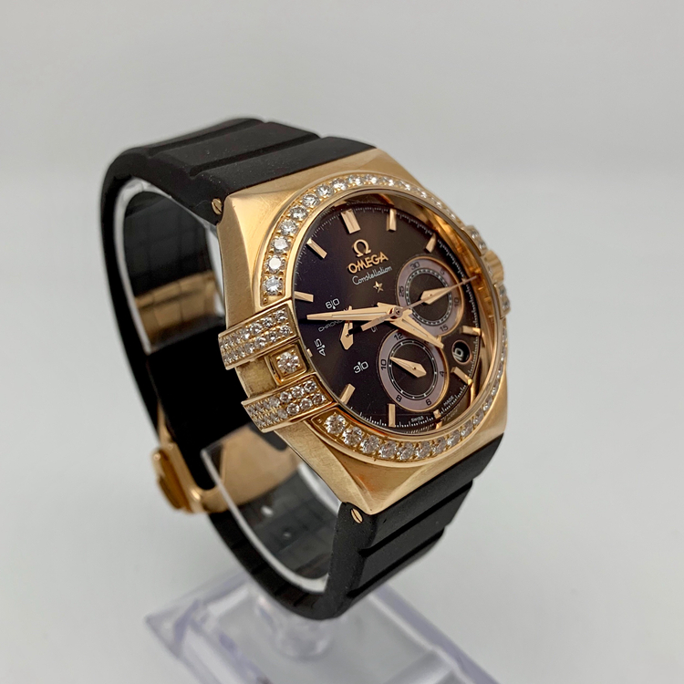 Omega 欧米茄 星座系列，121.57.35.50.13.001。35毫米表径，18K玫瑰金原钻表壳，深棕色面盘，日期显示、计时功能，Cal.3313自动上弦机械机芯，动力储备52小时，专柜定价：206700元。 单表无附件。
