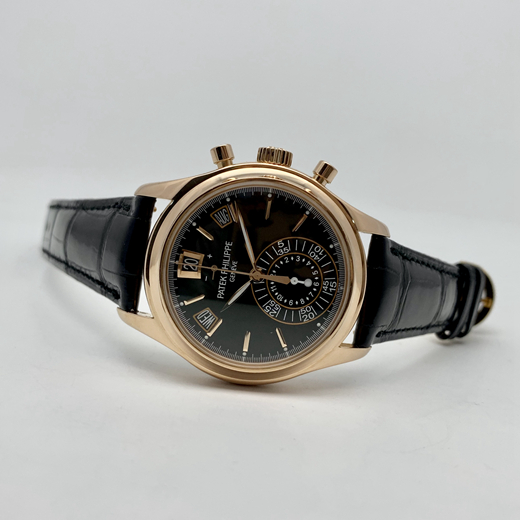 PATEK PHILIPPE 百达翡丽 复杂功能时计系列，5960R-010。40毫米表径，18K玫瑰金表壳。黑漆表盘，金质立体时标。2点、10点和12点位置分别设置了视窗式月份、星期和日期显示、计时功能。蓝宝石水晶玻璃表镜。自动上弦机械机芯，动力储备55小时。专柜定价：560300元。  单表无附件。