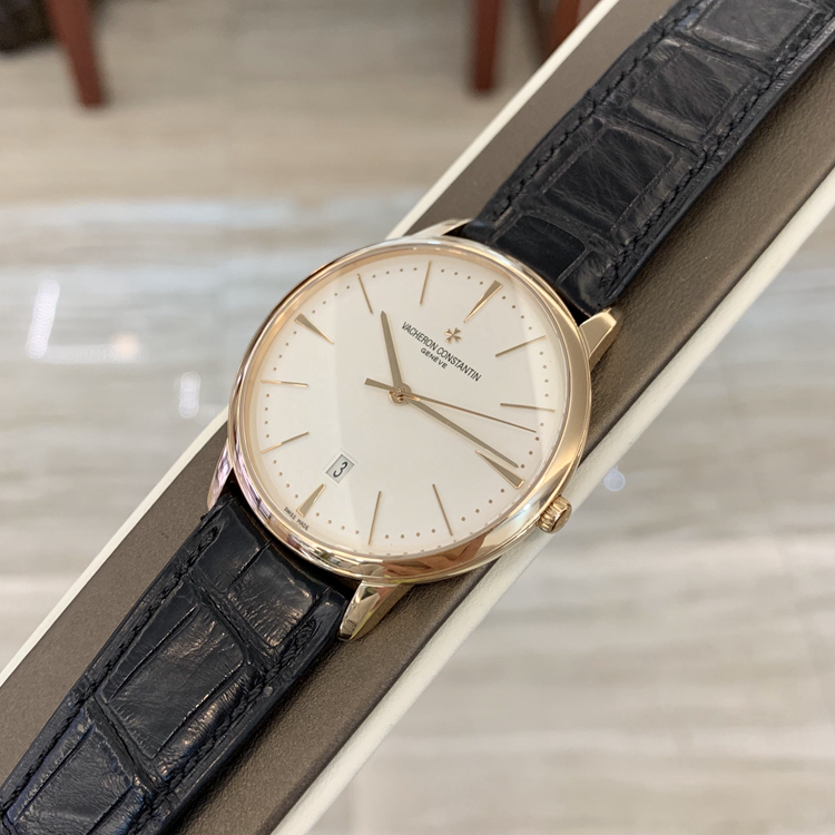 Vacheron Constantin 江诗丹顿 传承系列，85180/000J-9231。40毫米表径，18K黄金表壳，银白色面盘，6点位置为日期显示，2450 Q6自动上弦机械机芯，动力储备40小时，专柜定价：205000元。 单表无附件。