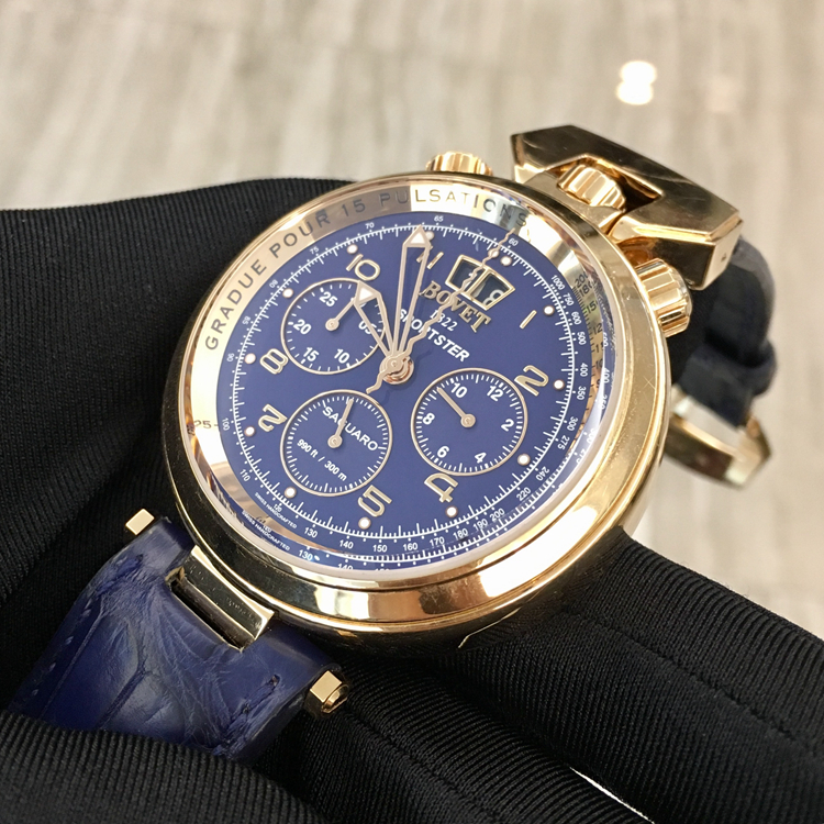 播威 Bovet，一个早在清代就进入中国的高端瑞士钟表品牌，深的皇室及贵族的宠爱，与中国有着不解之缘。18K玫瑰金自动机械机芯，45毫米表径，蓝面计时功能，日历显示，标志性“蛇形计时针”。 单表无附件。
